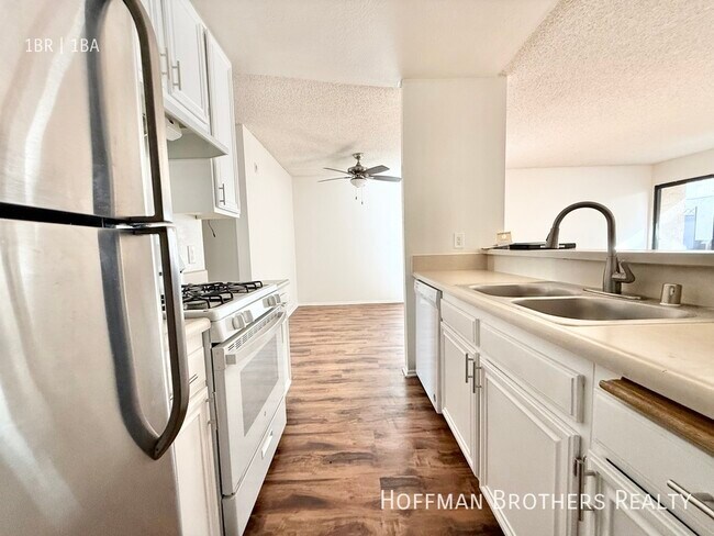 9929 Sepulveda Blvd in Los Angeles, CA - Building Photo - Building Photo