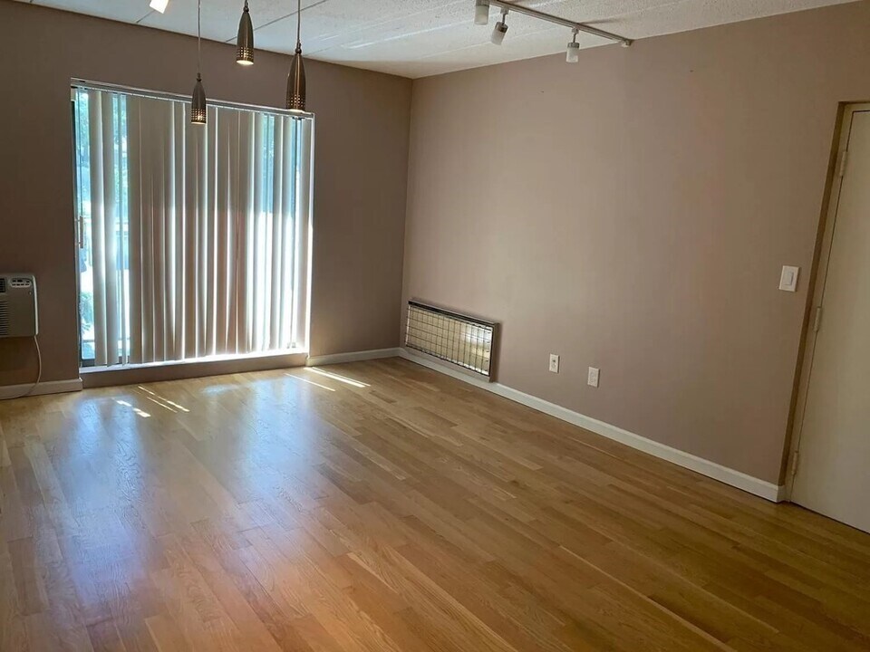 40 High St-Unit -308 in Dedham, MA - Building Photo