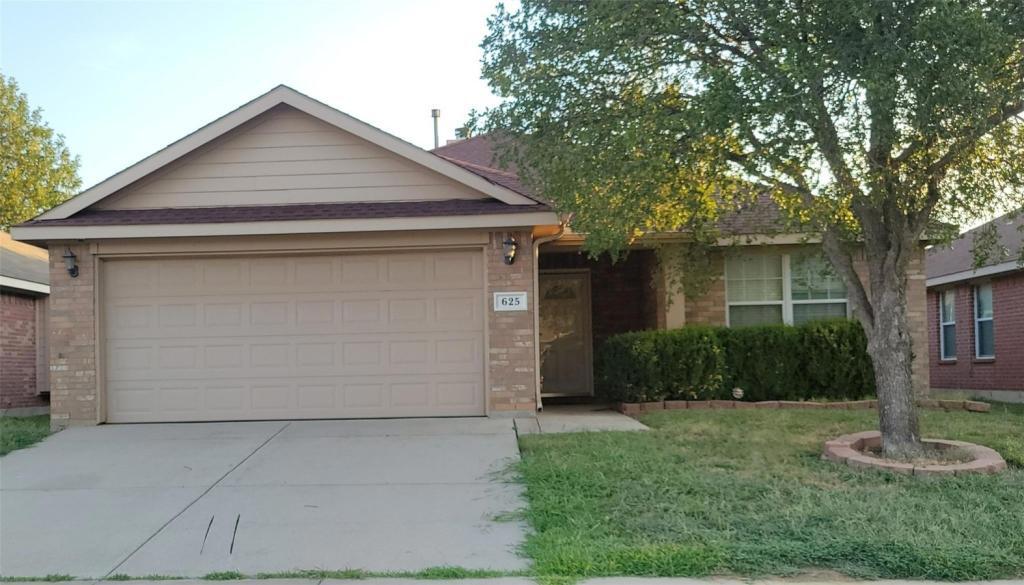 625 Hutchins Dr in Crowley, TX - Building Photo