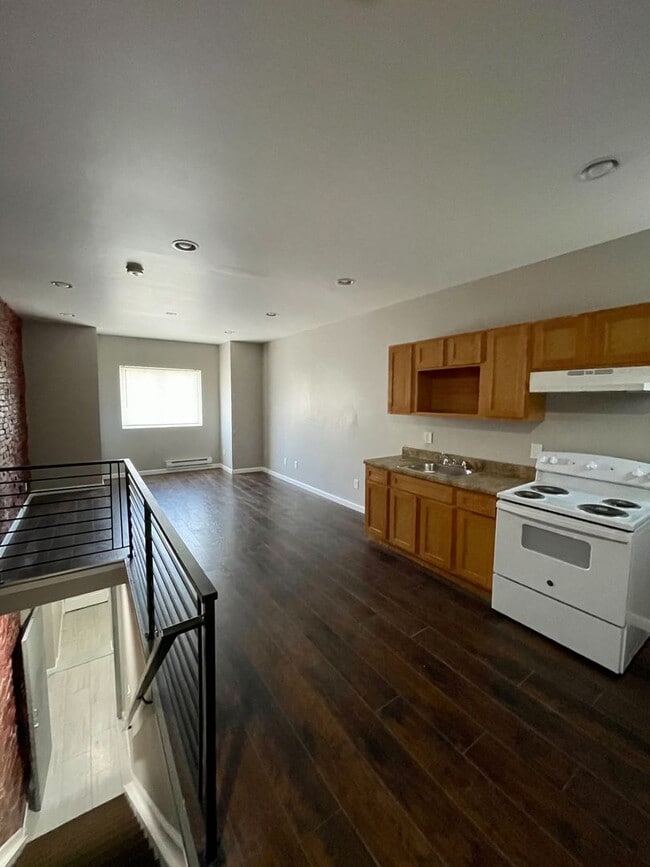 property at 908 E Schiller St