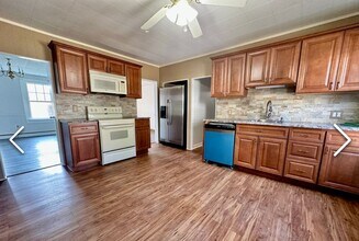 3 Holmes St in Thompson, CT - Foto de edificio - Building Photo