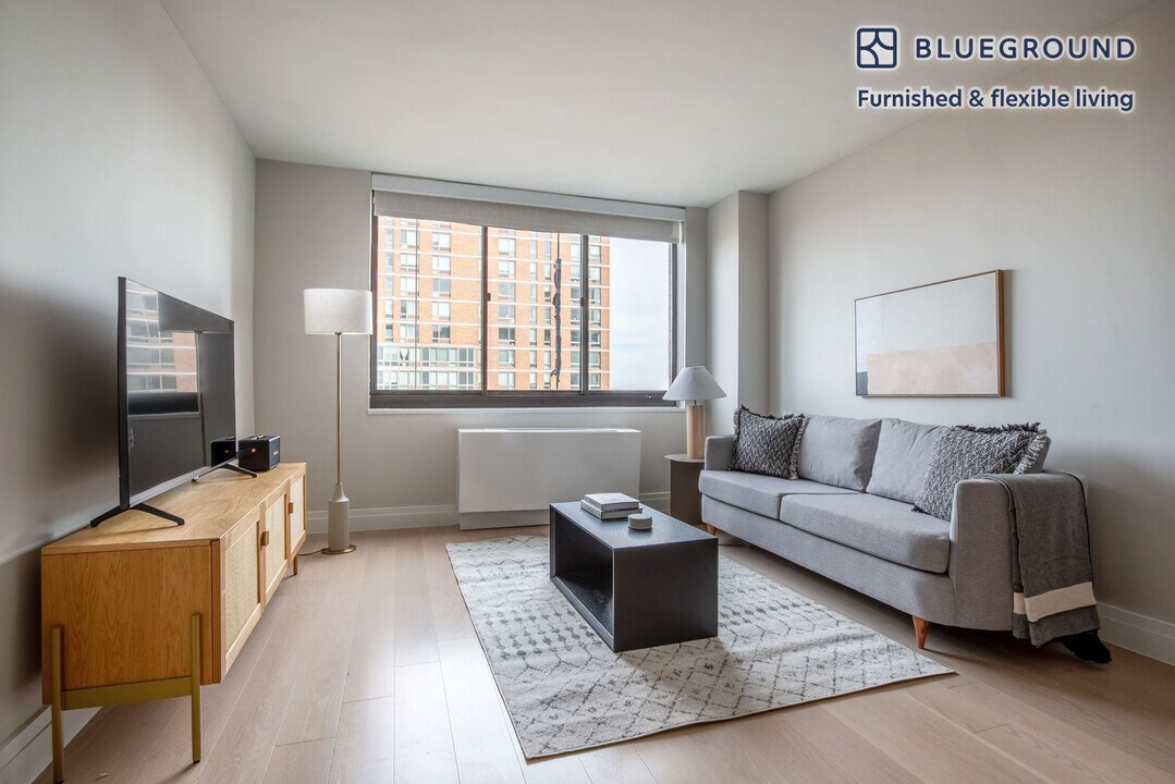 215 E 95th St in New York, NY - Building Photo
