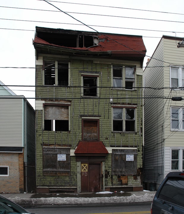 587 Grove St in Irvington, NJ - Building Photo