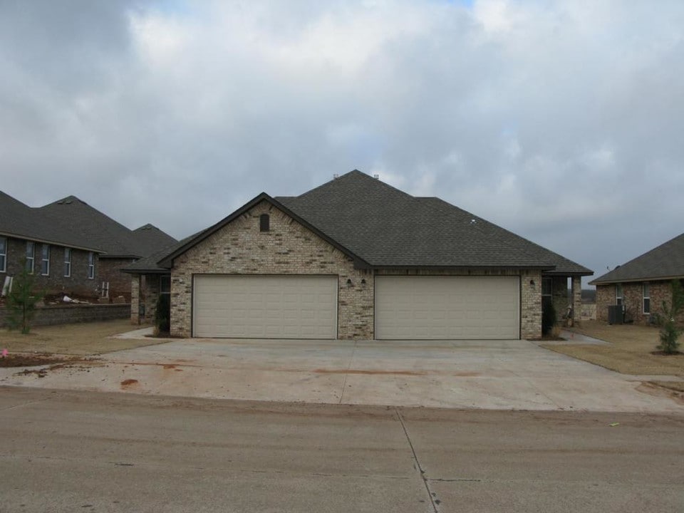 11639 Royal Coach Dr in Yukon, OK - Building Photo