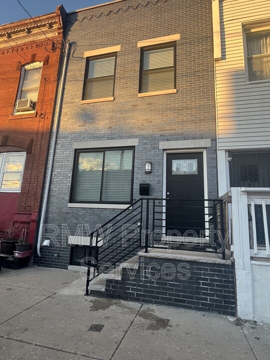 639 W Ritner St in Philadelphia, PA - Building Photo