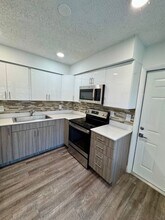 100 SW 9th St in Hallandale Beach, FL - Building Photo - Building Photo