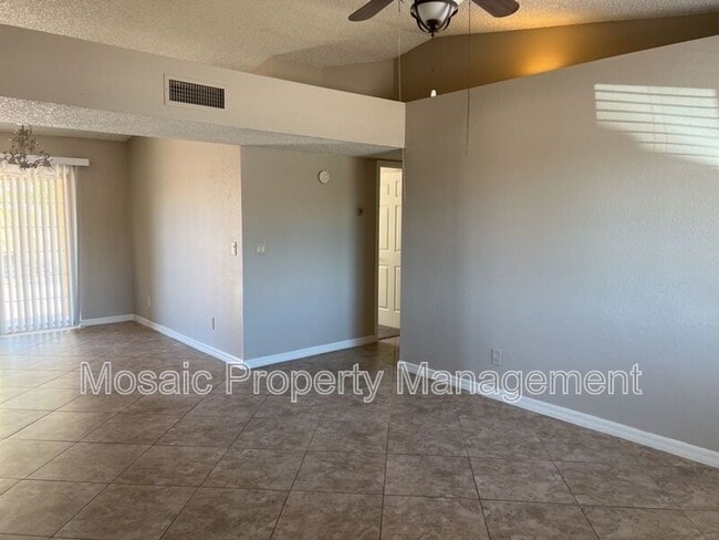 382 W 17th Ave in Apache Junction, AZ - Building Photo - Building Photo