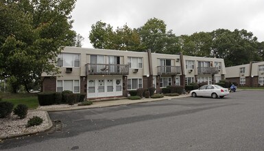 Jefferson Woods Apartments in Port Jefferson, NY - Building Photo - Building Photo