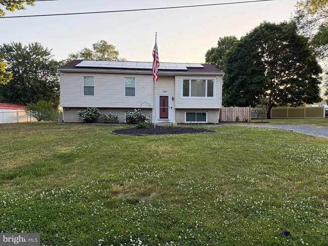 property at 3 Lauffer Ln