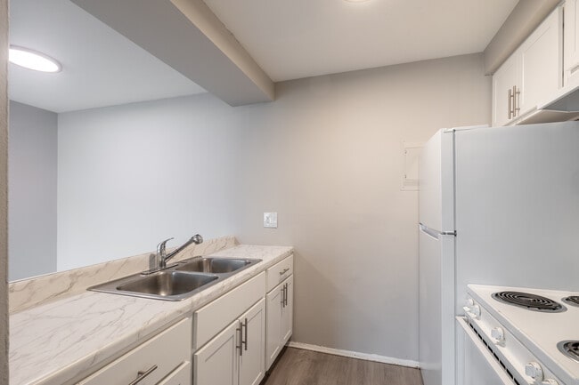 Cove On 13 - Roseville, MI in Roseville, MI - Foto de edificio - Interior Photo