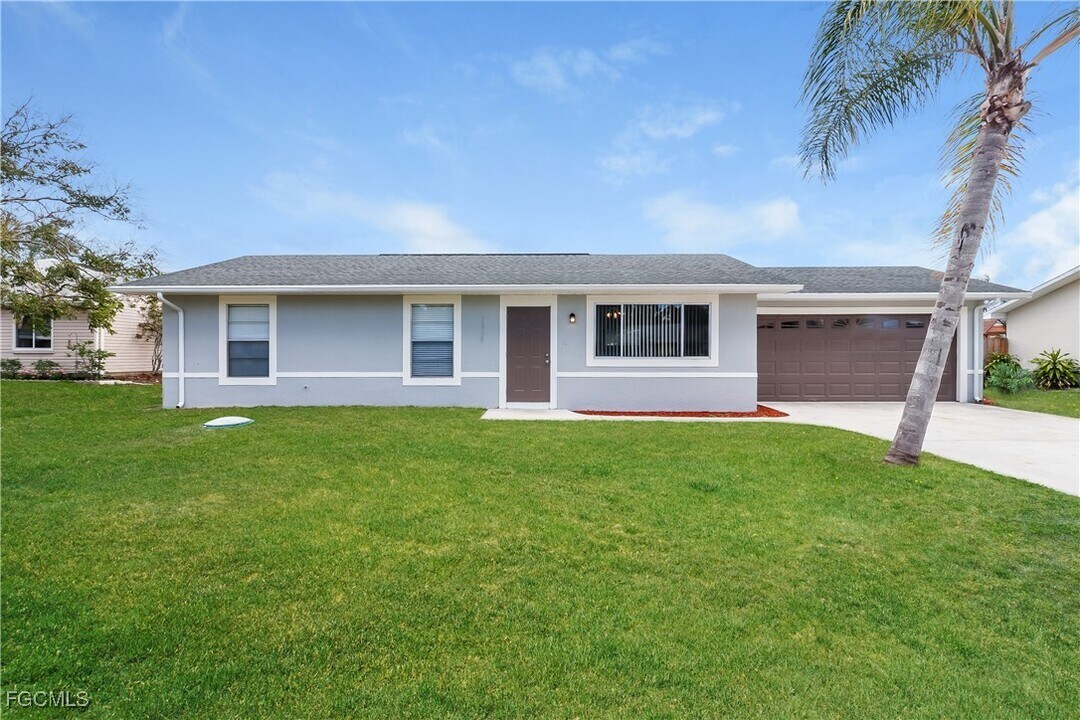 18529 Phlox Dr in Ft. Myers, FL - Building Photo