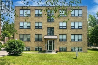 9901 Yonge St in Richmond Hill, ON - Building Photo - Building Photo