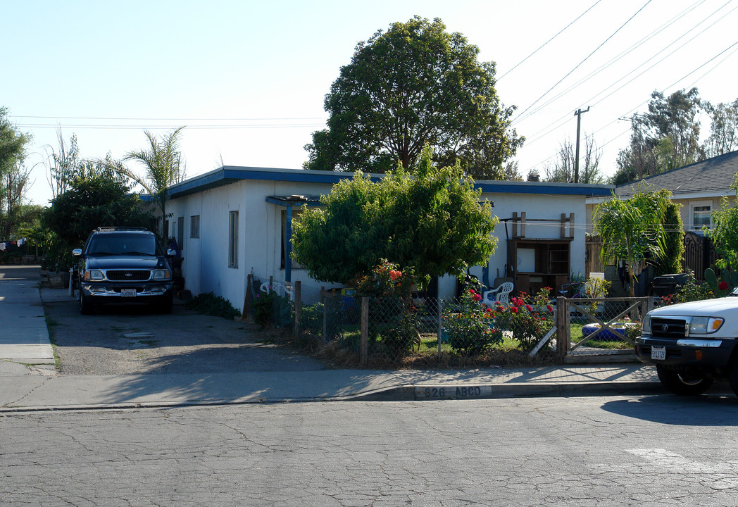 626 Acacia Rd in Santa Paula, CA - Building Photo