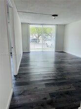 484 NW 165th St in Miami, FL - Building Photo - Building Photo