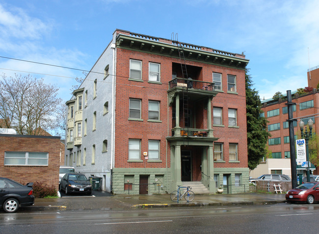 Pine Cone Apartments in Portland, OR - Building Photo - Building Photo