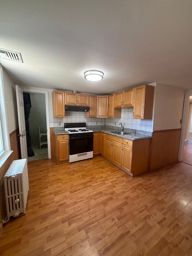 233 Broughton Ave, Unit 2 in Bloomfield, NJ - Building Photo - Building Photo