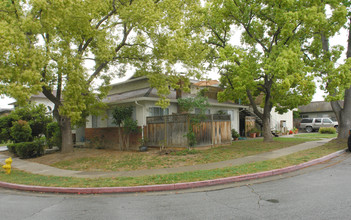 680 W Valley Dr in Campbell, CA - Building Photo - Building Photo