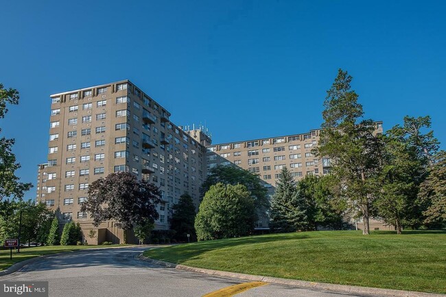 1030 E Lancaster Ave in Bryn Mawr, PA - Building Photo - Building Photo