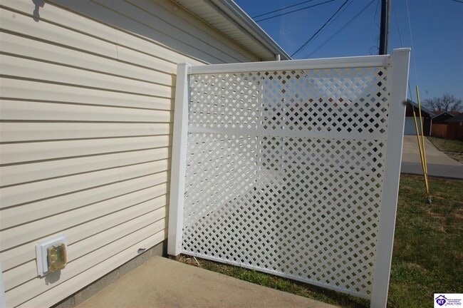 105 N Osprey Ct in Vine Grove, KY - Building Photo - Building Photo