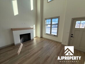 8609 W Shoreline Pl in Sioux Falls, SD - Building Photo - Building Photo