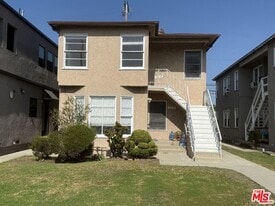 2618 S Barrington Ave in Los Angeles, CA - Building Photo