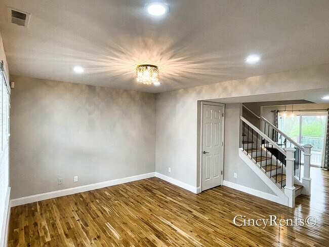 2346 Kenton St in Cincinnati, OH - Building Photo - Building Photo