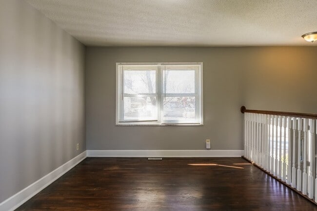 913 N Arapaho St in Independence, MO - Foto de edificio - Building Photo