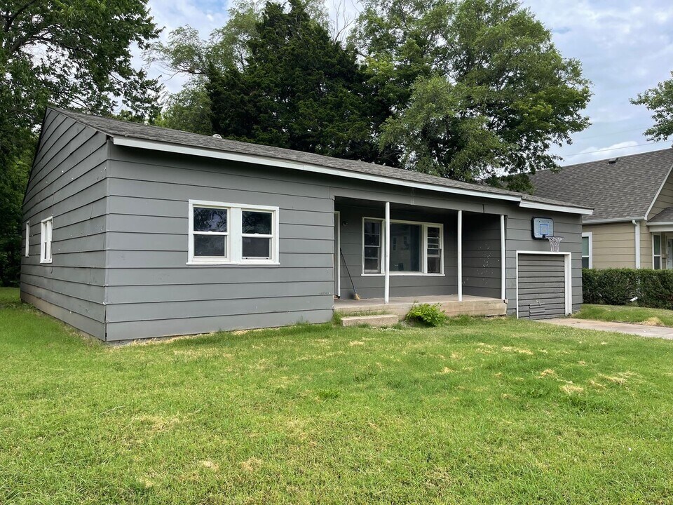 410 SW 4th St in Newton, KS - Building Photo