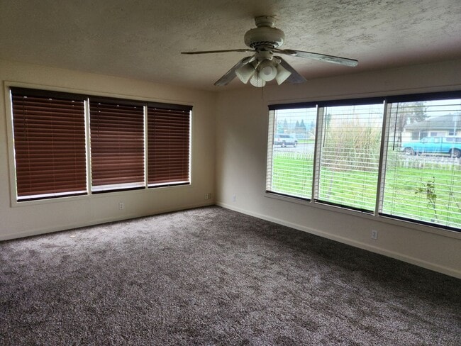 233 N 5th St in Creswell, OR - Building Photo - Building Photo