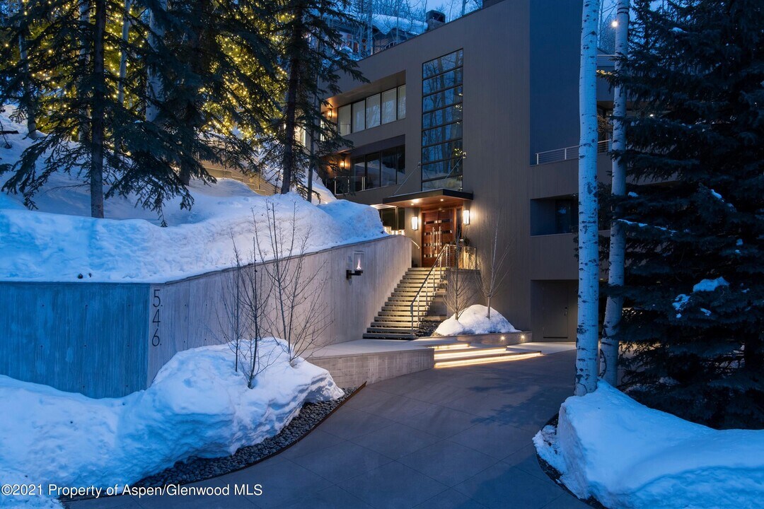 546 Edgewood Ln in Snowmass Village, CO - Foto de edificio