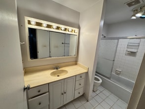 6139 Knoll Wood Rd in Willowbrook, IL - Building Photo - Building Photo