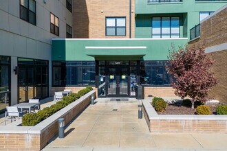 Hibernia Apartments in St. Louis, MO - Foto de edificio - Building Photo