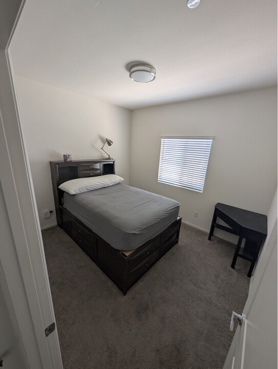28410 Pinon Ct in Winchester, CA - Foto de edificio