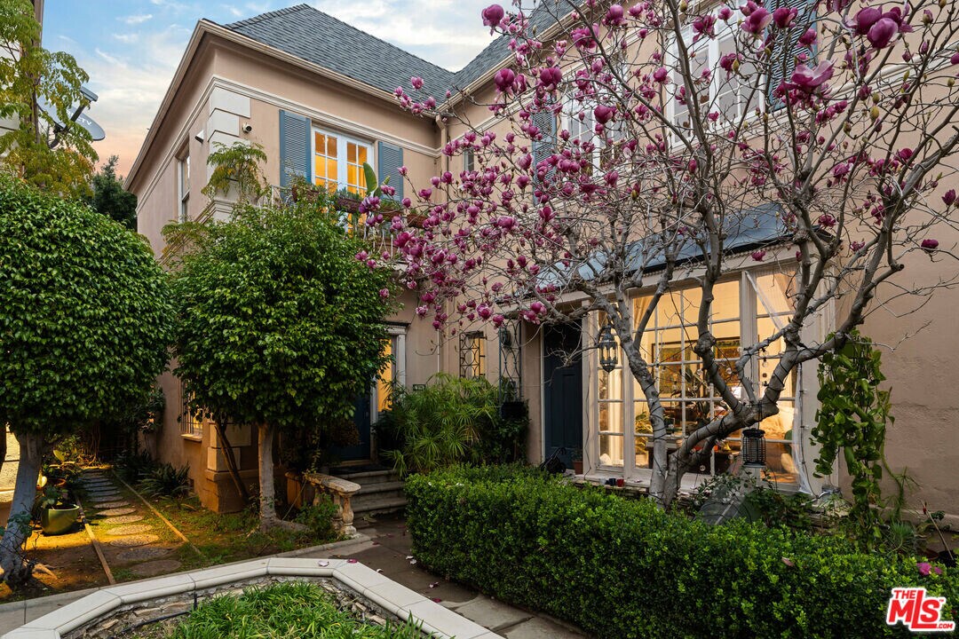 6427 1/2 Orange St in Los Angeles, CA - Building Photo