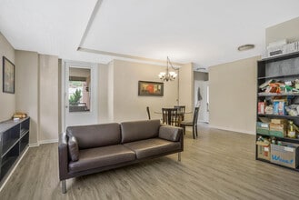 1121 Arlington Blvd, Unit 230 in Arlington, VA - Foto de edificio - Building Photo