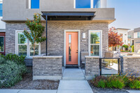 Grafton Plaza - Apex Townhomes in Dublin, CA - Foto de edificio - Building Photo