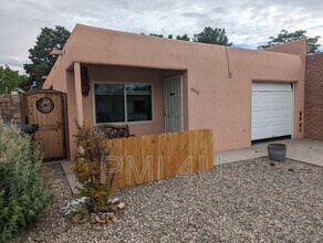 6016 Landry Ave NW in Albuquerque, NM - Foto de edificio - Building Photo