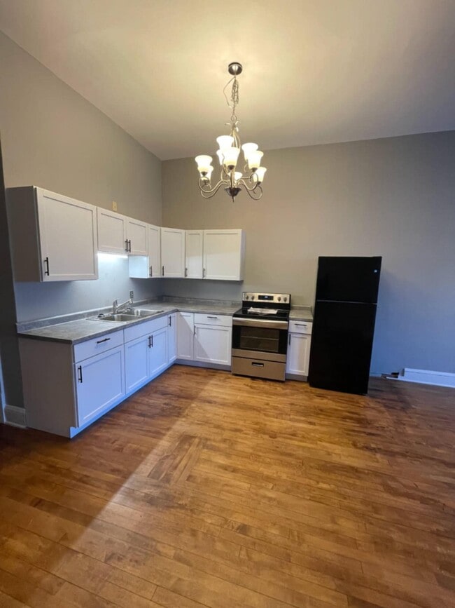 19 W Central St, Unit 1 in Chippewa Falls, WI - Foto de edificio - Building Photo