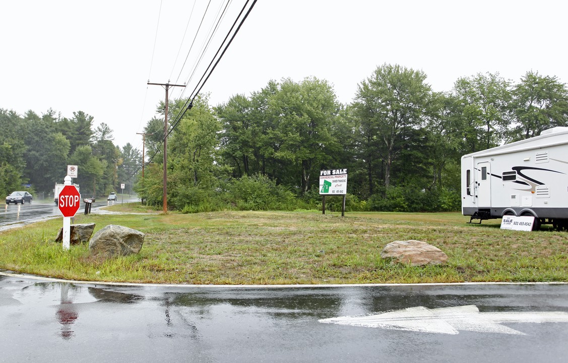 Apartment in Litchfield, NH - Building Photo