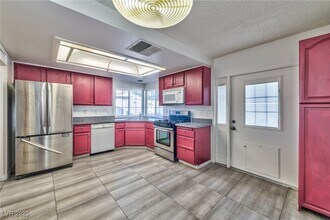 2728 Miraflores Ave in Las Vegas, NV - Building Photo - Building Photo