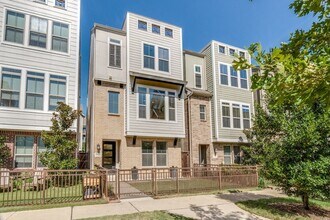 2762 Yellow Jasmine Ln in Dallas, TX - Building Photo - Building Photo