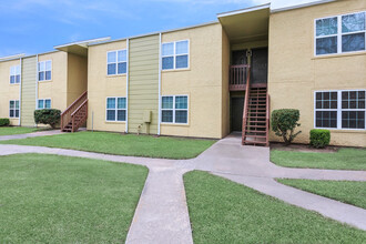 shadow Bay Apartments in Bay City, TX - Building Photo - Building Photo