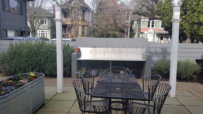 2146 NW Hoyt St in Portland, OR - Foto de edificio - Building Photo