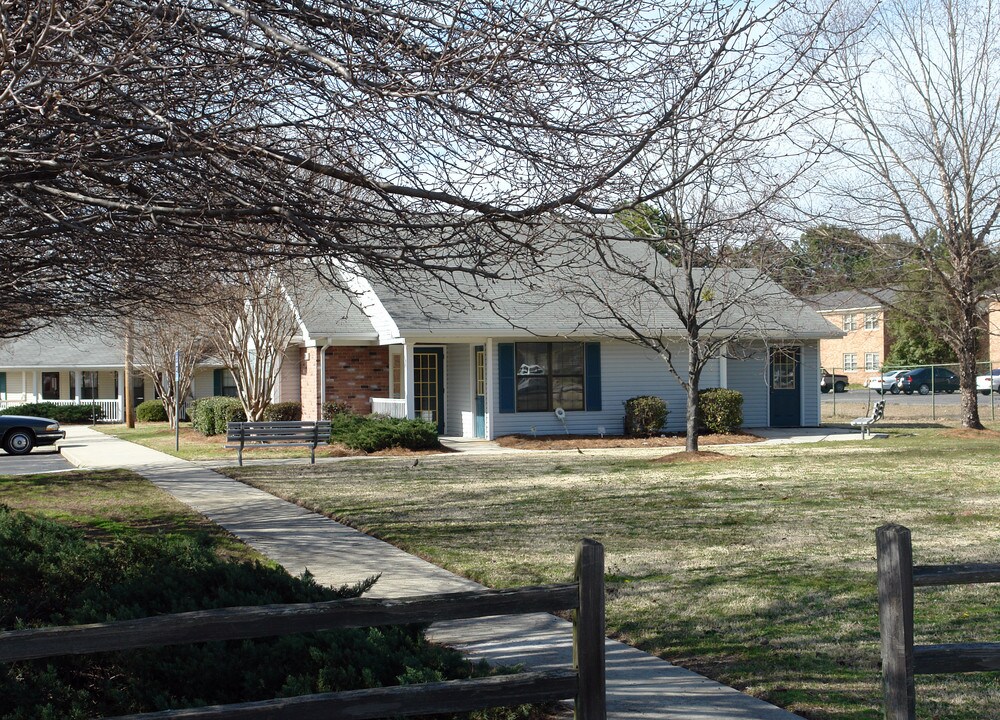 Oakwood Manor in Bennettsville, SC - Building Photo