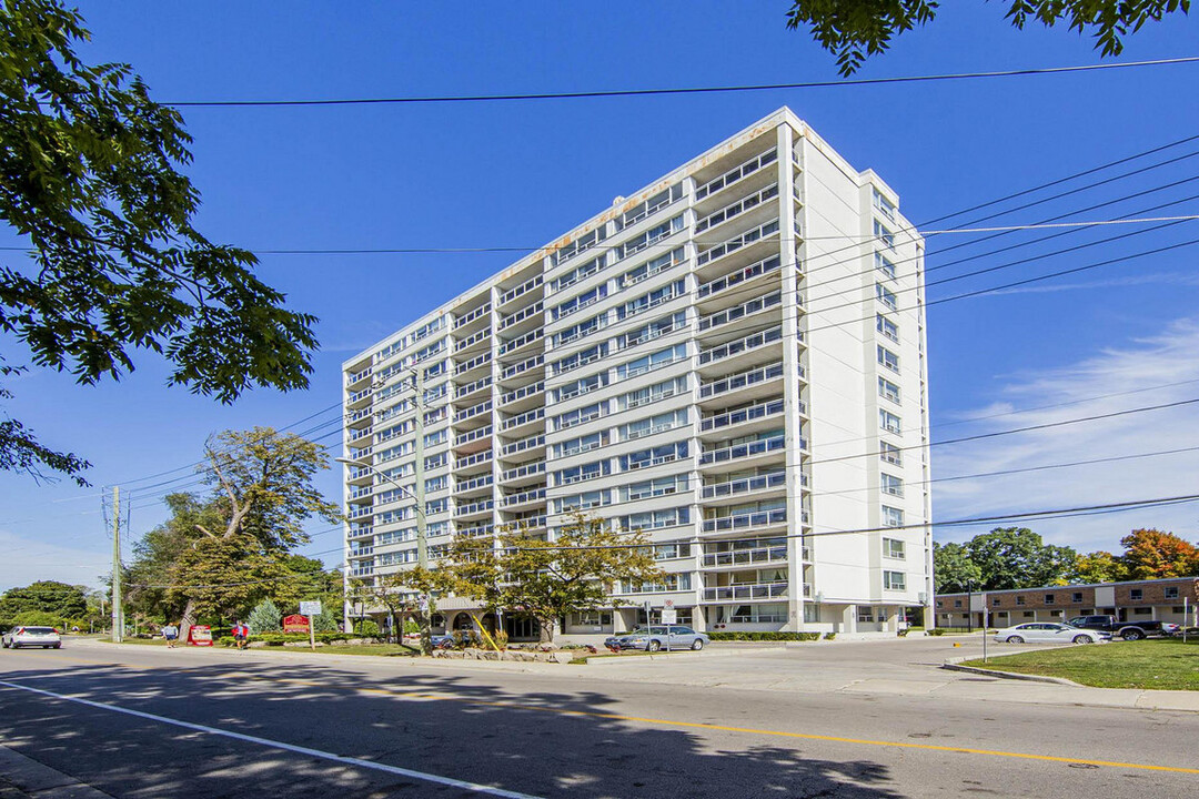 Park Terrace I in Oakville, ON - Building Photo