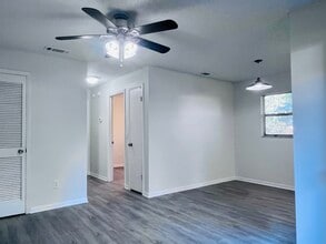 8202 N MARKS ST, Unit B in Tampa, FL - Building Photo - Building Photo