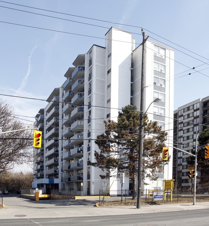 West Park Apartments in Toronto, ON - Building Photo