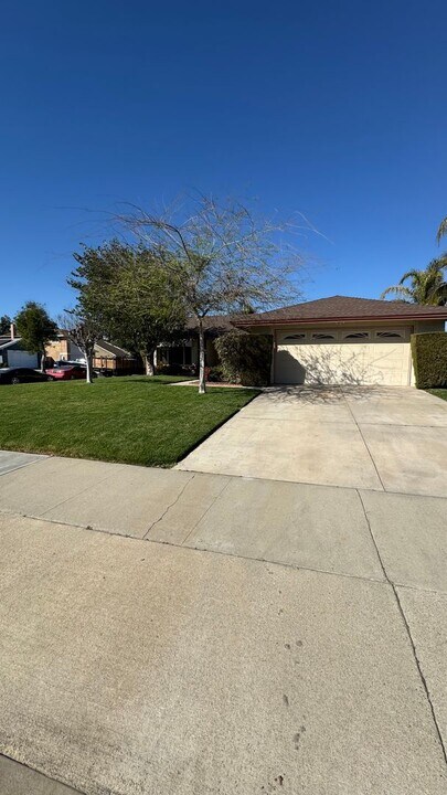 2513 E Laurel Valley Ln in Ontario, CA - Foto de edificio