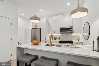 30 W Allens Ln, Unit 212 in Philadelphia, PA - Foto de edificio - Building Photo