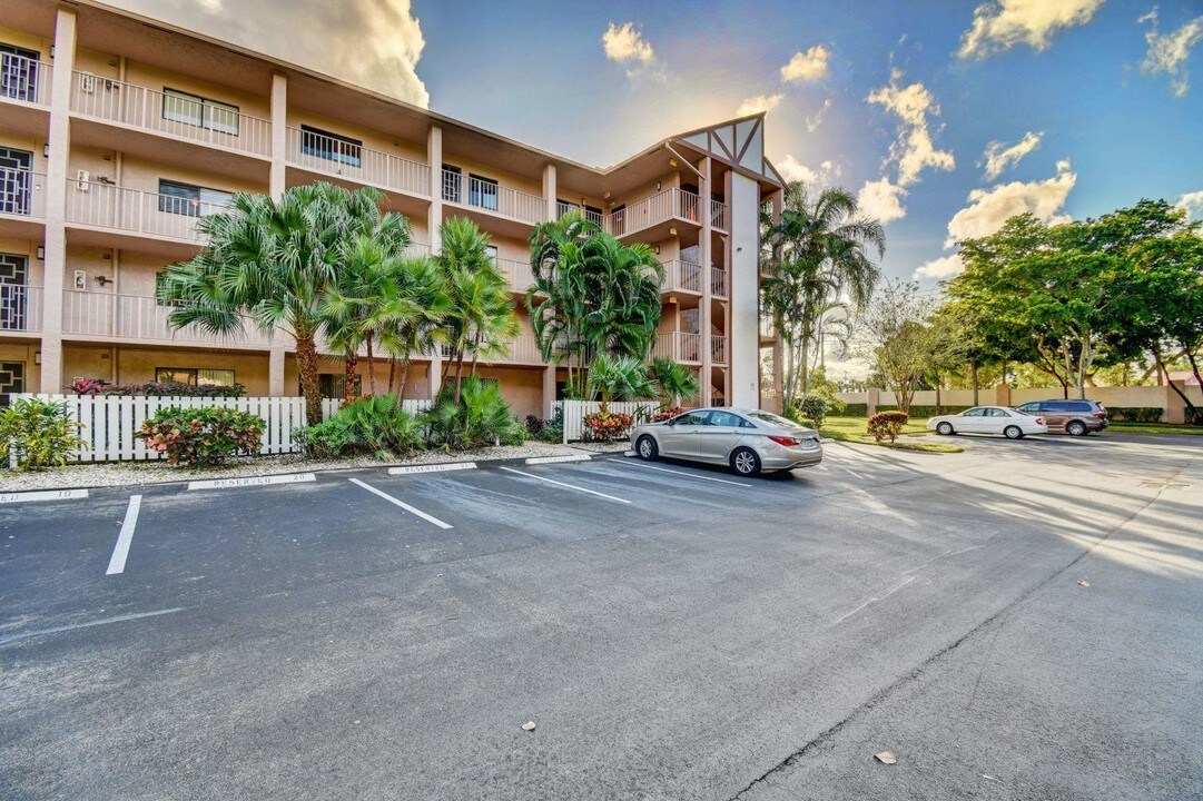 7340 Amberly Ln-Unit -110 in Delray Beach, FL - Building Photo